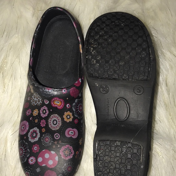 Women’s Clogs - Picture 4 of 4